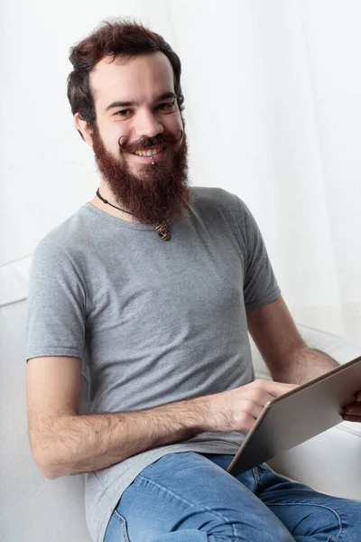 Pohledný Chlap Používá Digitální Tablet Studiu Nebo Získávání Informací Používat — Stock fotografie