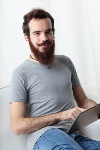 Yakışıklı Adam Çalışmak Bilgi Almak Için Dijital Tablet Kullanıyor Nterneti — Stok fotoğraf