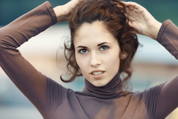 Sensuell Ung Kvinna Med Vackra Stora Lysande Ögon Håller Händerna — Stockfoto