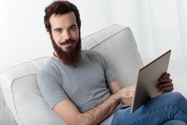 Hombre Con Barba Tableta Digital Comparte Pensamiento Con Usted Mientras —  Fotos de Stock