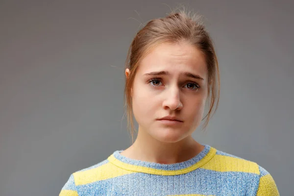 なんて悲しいことよ 悲しみと失望の表情をした若い女性 悲しい少女の肖像画正面 — ストック写真