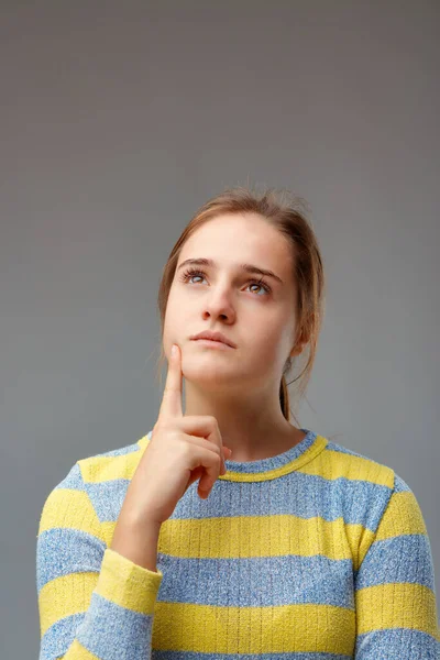 我想我有个有趣的主意 一个有着生动想象力的年轻而严肃的美丽女子的画像 — 图库照片