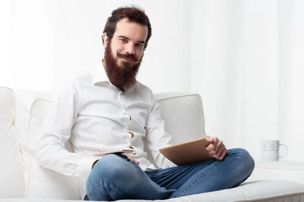 Mann Hört Für Einen Moment Auf Lesen Schaut Dich Fragend — Stockfoto