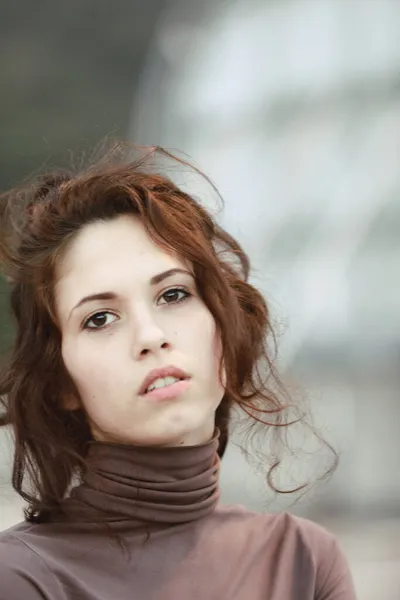 Mulher Jovem Sensual Wistful Com Lábios Separados Cabelo Desarrumado Olhando — Fotografia de Stock