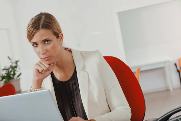 Femme Affaires Regardant Attentivement Caméra Avec Menton Sur Main Alors — Photo