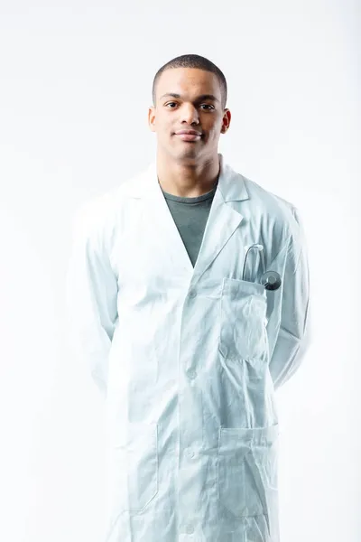 Pewny Siebie Młody Czarny Lekarz Białym Fartuchu Laboratoryjnym Stetoskopem Kieszeni — Zdjęcie stockowe
