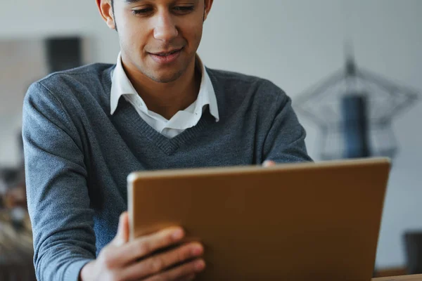 Homem Negro Jovem Lendo Assistindo Mídia Tablet Com Sorriso Tranquilo — Fotografia de Stock