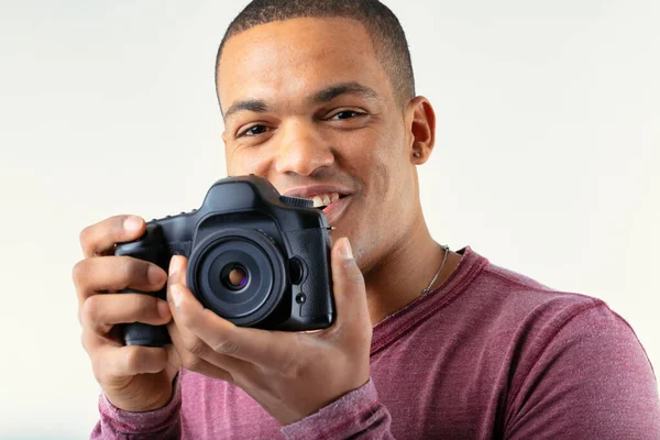 Fotograf Lächelt Als Seine Kamera Dem Betrachter Einem Nahaufnahme Geschnittenen — Stockfoto