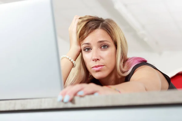 Bored Businesswoman Working Laptop Computer Leaning Forwards Keyboard Head Hand — Stock Photo, Image