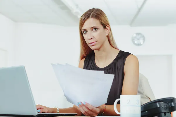 Attraktive Stylische Geschäftsfrau Die Mit Papierkram Ihrem Laptop Arbeitet Und — Stockfoto