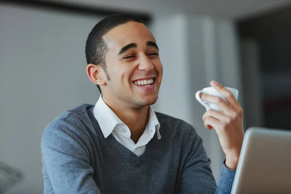 Feliz Joven Empresario Tomando Merecido Descanso Para Tomar Café Riendo —  Fotos de Stock