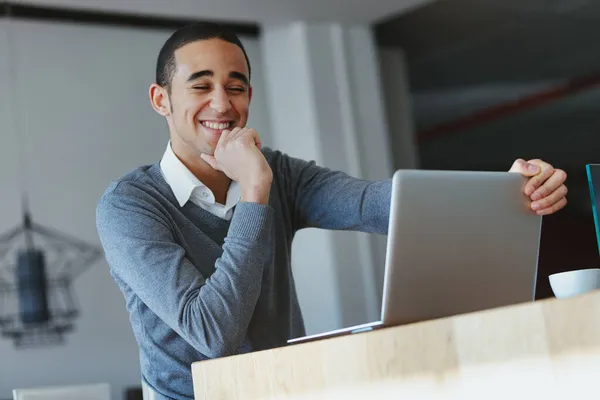 Schwarzer Mann Lächelt Zufrieden Sich Selbst Während Seinem Laptop Arbeitet — Stockfoto