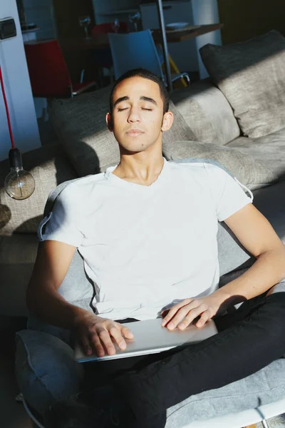 Mladý Muž Vychutnává Teplé Letní Slunce Jak Sedí Pohovce Zavřenýma — Stock fotografie