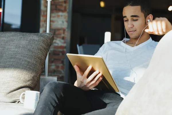 Genç Siyahi Bir Adam Oturmuş Müzik Dinliyor Tabletinde Medya Yayını — Stok fotoğraf