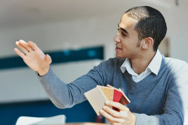 Νεαρός Μαύρος Άντρας Διαλέγει Δείγματα Ξύλου Για Εσωτερική Διακόσμηση Στέκεται — Φωτογραφία Αρχείου