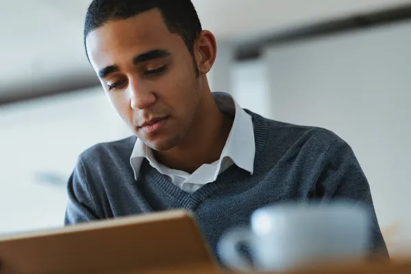Ciddi Genç Siyahi Bir Adam Tablet Bilgisayarında Düşük Açılı Yakın — Stok fotoğraf