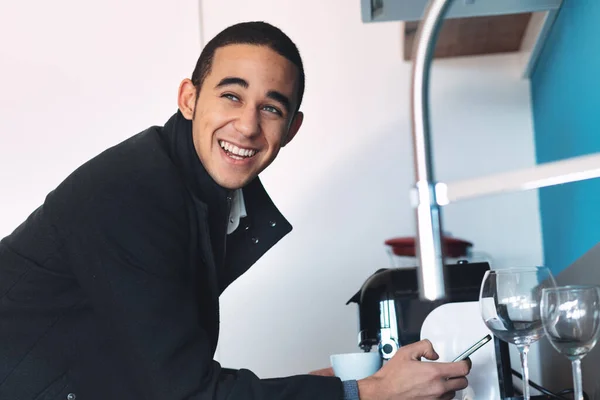 Glücklicher Junger Geschäftsmann Der Sich Eine Pause Für Eine Tasse — Stockfoto