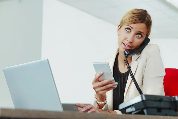 Hårt Arbetande Affärskvinna Multitasking Med Fast Telefon Smartphone Och Bärbar — Stockfoto