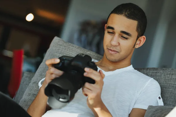 Černý Fotograf Pro Sebe Usmívá Když Kontroluje Obraz Fotoaparátu Zatímco — Stock fotografie