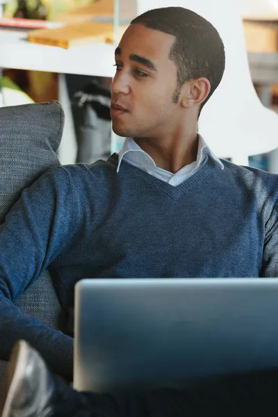 Young Lack Man Relaxing His Laptop Balanced His Lap Looking — Stock Photo, Image