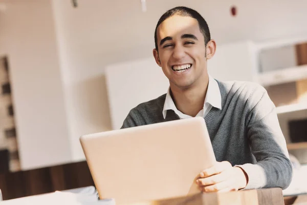 Glücklicher Junger Schwarzer Geschäftsmann Sitzt Einem Laptop Büro Und Lacht — Stockfoto