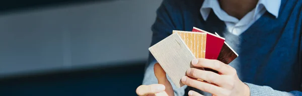 Panorama Banner Met Mannelijke Hand Vasthouden Van Houten Monsters Voor — Stockfoto