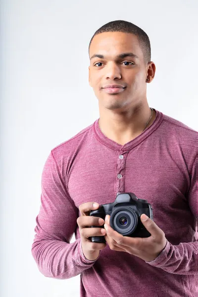 Der Junge Schwarze Fotograf Hält Seine Kamera Der Hand Während — Stockfoto