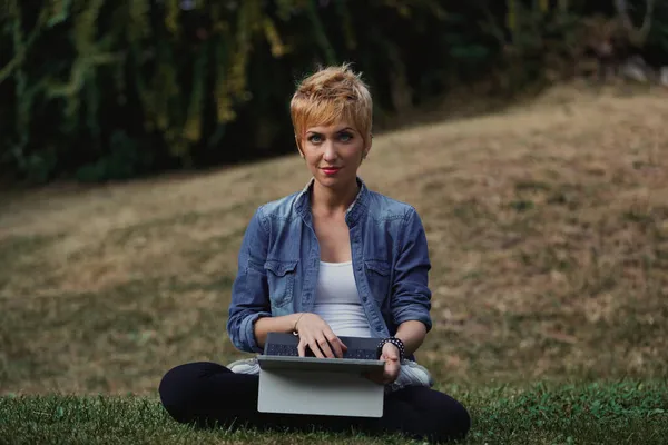 Mooie Vrouw Speelt Met Het Toetsenbord Van Een Hybride Laptop — Stockfoto