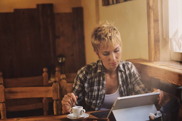 Jonge Vrouw Met Kort Blond Haar Zittend Aan Tafel Van — Stockfoto