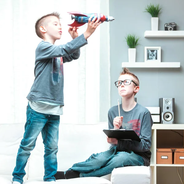 Aktiver Kleiner Junge Der Hause Mit Seinem Spielzeug Raumschiff Spielt — Stockfoto