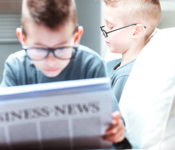 Twee Jonge Broers Ontspannen Een Sofa Met Focus Langs Een — Stockfoto