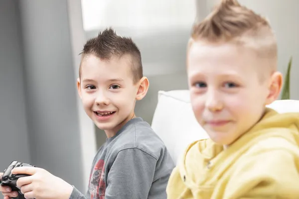 Leuke Ondeugende Broers Met Spiky Mohican Kapsels Zitten Videospelletjes Spelen — Stockfoto