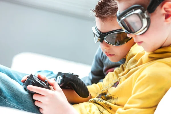 Dois Jovens Irmãos Sentados Sofá Jogando Videogames Uma Visão Recortada — Fotografia de Stock