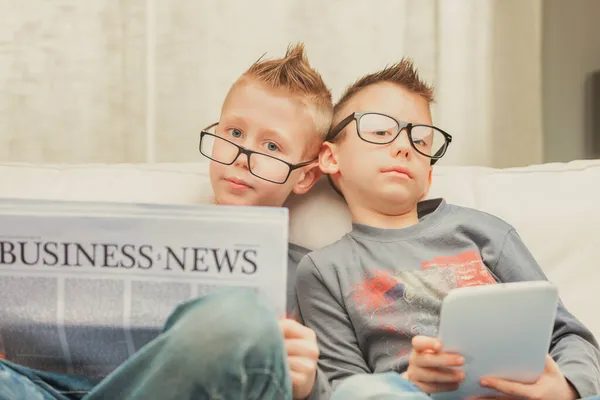 Dois Jovens Irmãos Estudiosos Usando Óculos Relaxando Sofá Com Business — Fotografia de Stock