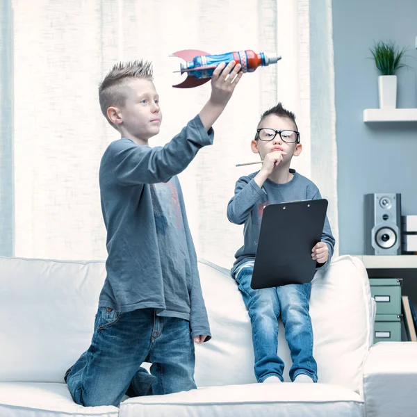 Kleiner Junge Spielt Mit Einer Spielzeug Weltraumrakete Beobachtet Von Seinem — Stockfoto