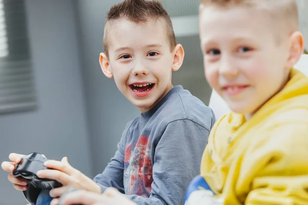 Jovem Jogando Videogames Sofá Lado Seu Irmão Amigo Que Vira — Fotografia de Stock