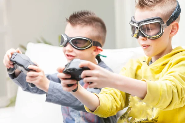 Twee Concurrerende Jonge Jongens Spelen Computerspelletjes Zitten Zij Aan Zij — Stockfoto