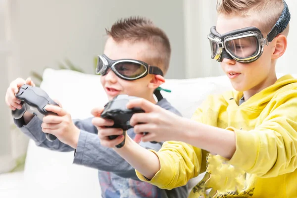 Zwei Konkurrenzfähige Junge Jungen Die Nebeneinander Auf Einem Sofa Sitzen — Stockfoto