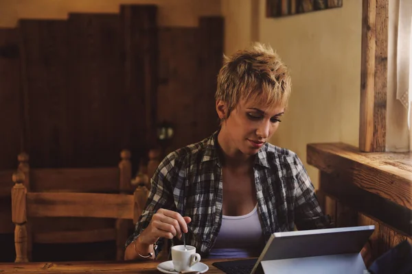 Jonge Vrouw Met Kort Blond Haar Zittend Aan Tafel Van — Stockfoto