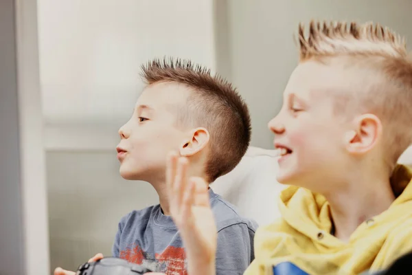 Portrait Latéral Deux Jeunes Garçons Riants Maison Jouant Jeu — Photo