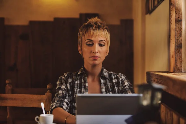 Jonge Vrouw Met Kort Blond Haar Zittend Aan Tafel Van — Stockfoto