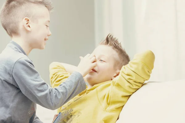 Dua Saudara Muda Yang Bahagia Menikmati Bermain Bersama Dalam Ruangan — Stok Foto