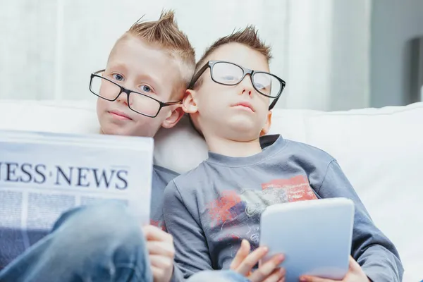 Retrato Dois Meninos Bonitos Óculos Sentados Casa Com Tablet Jornal — Fotografia de Stock
