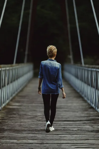 Молодая Женщина Идет Мосту Видна Сзади Уходит Другую Сторону Долины — стоковое фото