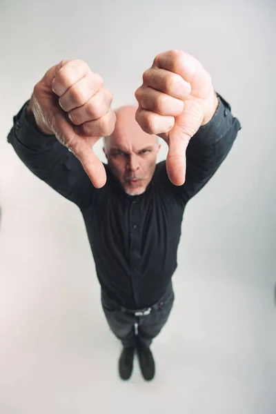 Homem Dando Enfático Duplo Polegar Para Baixo Mostrando Discordância Rejeição — Fotografia de Stock