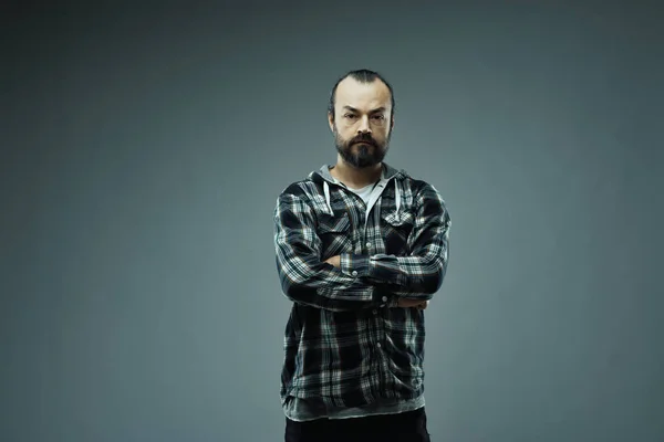 Çek Tişörtlü Sakallı Adamın Yarı Vücut Portresi Kameraya Stüdyo Arka — Stok fotoğraf