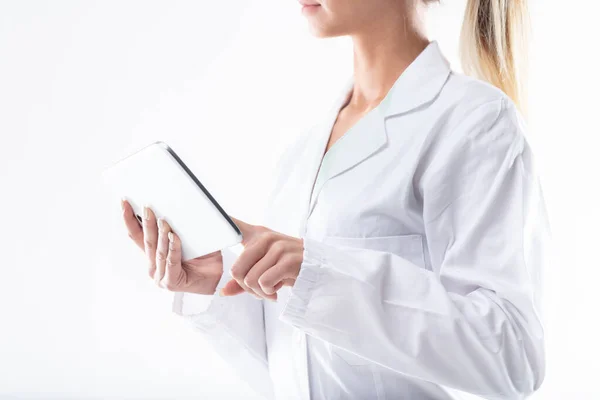 Mulher Casaco Laboratório Branco Usando Computador Tablet Portátil Uma Visão — Fotografia de Stock
