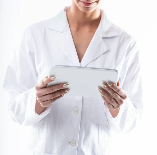 Žena Bílém Laboratorním Plášti Drží Tablet Zblízka Oříznutém Pohledu Rukou — Stock fotografie