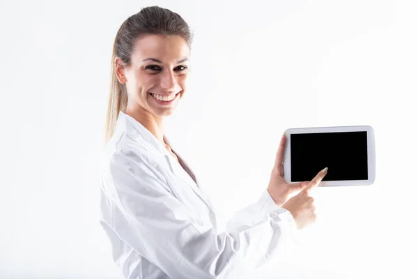 Sorrindo Médico Feliz Exibindo Apontando Para Comprimido Branco Realizada Com — Fotografia de Stock