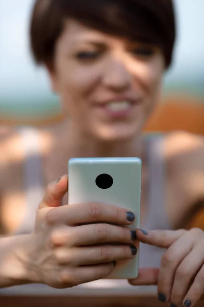 Mujer Joven Leyendo Mensaje Viendo Los Medios Comunicación Teléfono Inteligente — Foto de Stock